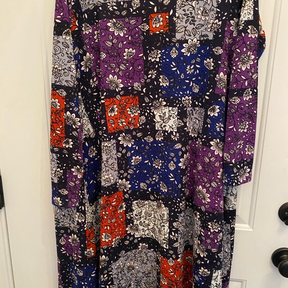 LULAROE ROBE SIZE MEDIUM FLOWER with front pockets long sleeve open front - Picture 3 of 5